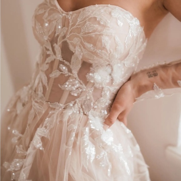 BRAND NEW, NEVER WORN, UNALTERED Watters WToo “Austin” wedding gown - Picture 8 of 15